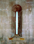 Ottana (Nuoro), Église de San Nicola, intérieur: detail de la fenêtre meutrière absidale